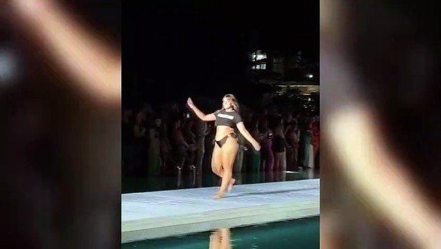 Model Sixtine Rouyne, podyumda göğüs frikiği verince ne yapacağını şaşırdı