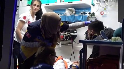 Bariyerlere çarpan araç taklalar atarak sürüklendi: 2 yaralı