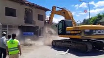 Doğanşehir'de ağır hasarlı binaların yıkımı sürüyor