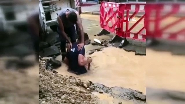 La lutte du personnel d'İSKİ avec la conduite d'eau qui explose à Ataşehir est filmée