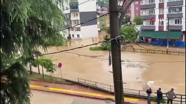 Abdal Deresi taştı, ev ve iş yerlerini su bastı