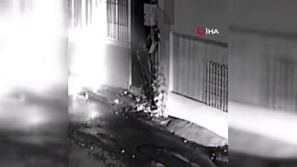 La voiture qui est devenue incontrôlable a heurté le tuyau d'essence comme ceci