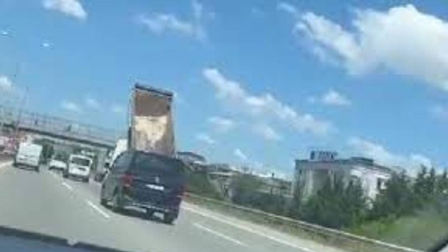 Sultanbeyli’de hafriyat kamyonunun damperi üst geçide çarptı