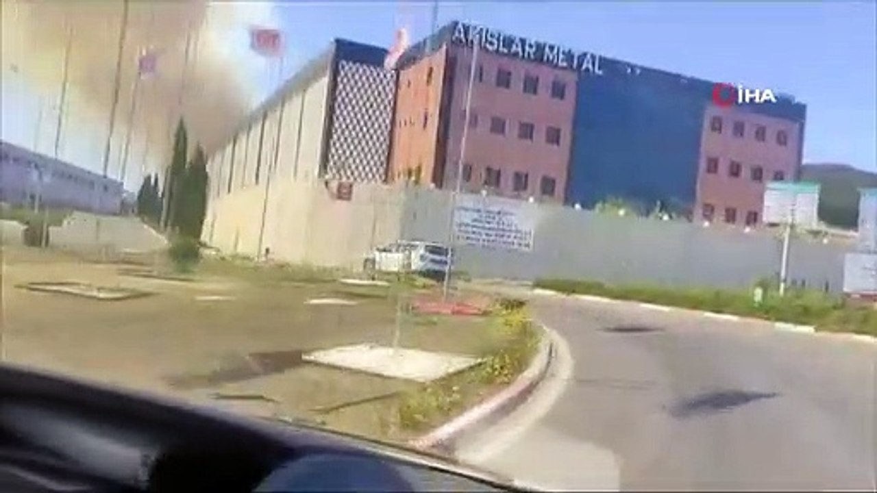 İzmir'deki orman yangınında vatandaşlar denizden tahliye ediliyor