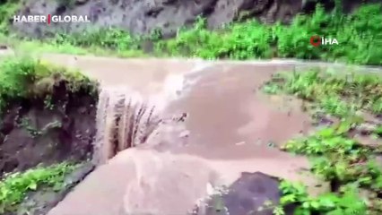 Tokat'ta sağanak yağış sonrası yol böyle çöktü