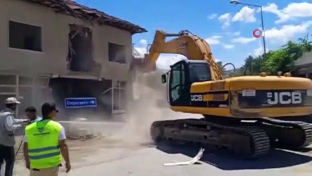 La démolition de bâtiments fortement endommagés se poursuit à Doğanşehir