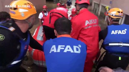 Giresun'da dere taştı, vatandaşlar botlarla kurtarıldı