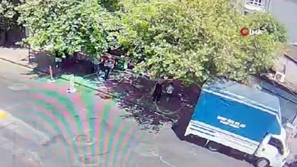 Événement comme un film d'action à Istanbul devant la caméra： Le braqueur a ouvert le feu sur le chef de la police qui lui a sauté dessus