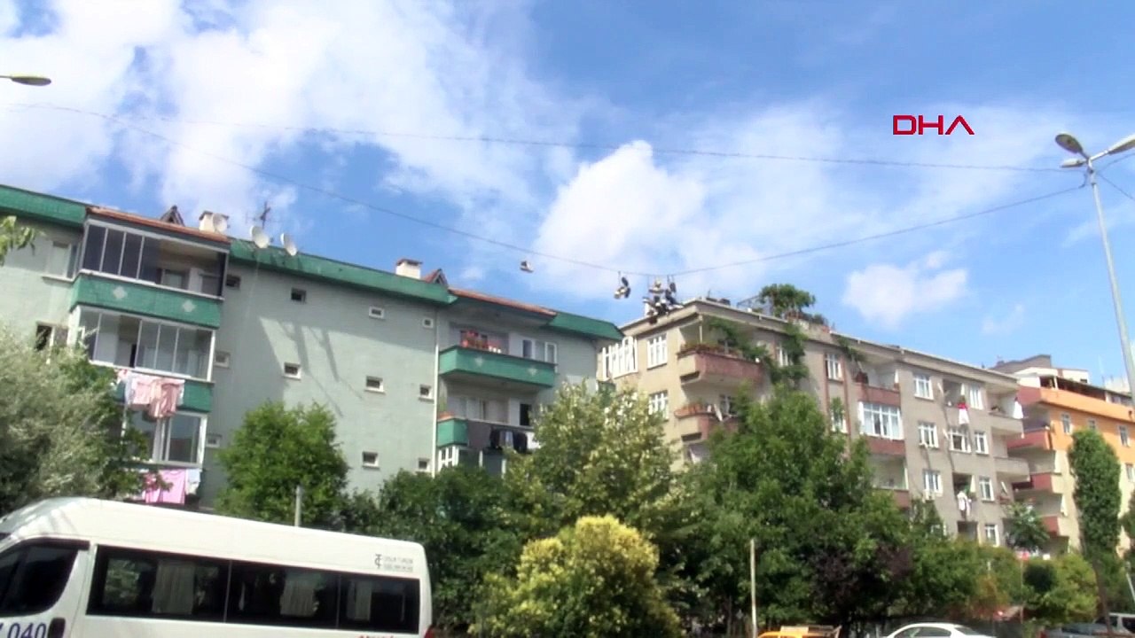 Image curieuse à Istanbul ! On ne sait pas dans quel but les chaussures étaient accrochées à des fils électriques.