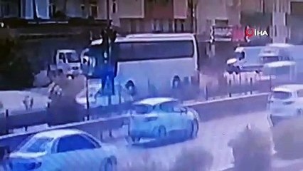Otobüsün motosikletliye çarpma anı kamerada: 1 ölü
