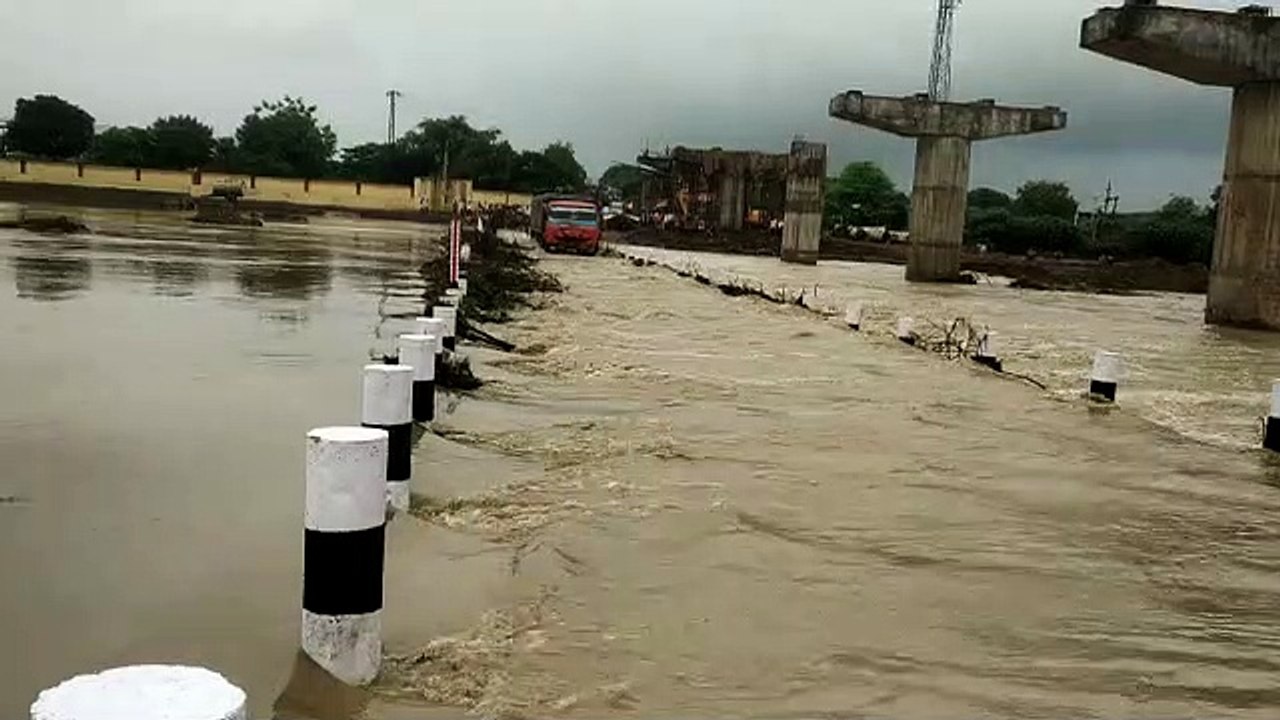 Live Video :  बारां की सीसवाली की पुलिया पर आया पानी, ट्रोला चालक ने पार करने का दिखाया दुस्साहस