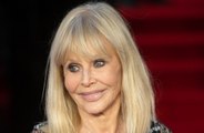 Britt Ekland no pudo evitar ver las partes privadas de John Hurt antes de una escena de orgía