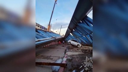 Imágenes del momento del desplome de un puente en construcción en Bangkok