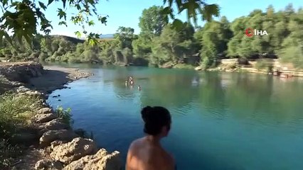 Les citoyens accablés par la chaleur à Antalya ont pris le risque de mourir et se sont rafraîchis dans la rivière.