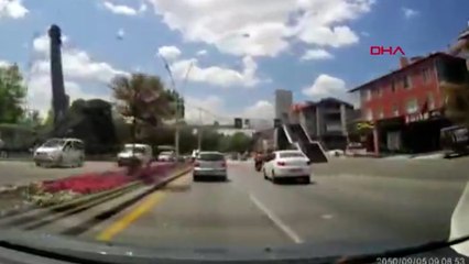 Yolun karşısına geçerken 2 otomobilin çarptığı kadın öldü