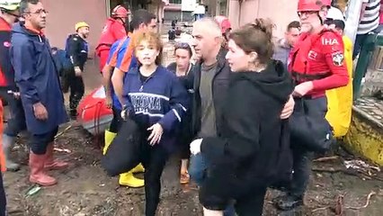 Sel nedeniyle ev ve iş yerlerinde mahsur kalan vatandaşlar botlarla kurtarıldı