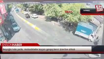 Beyoğlu'nda polis, motosikletle kaçan gaspçıların üzerine atladı