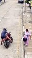 In Guayaquil, motociclista deruba una donna