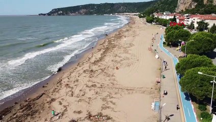 BARTIN'DA MAVİ BAYRAKLI PLAJ SEL ARTIKLARI İLE DOLDU