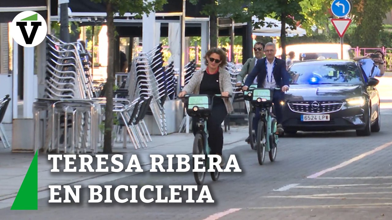 Teresa Ribera llegando en bici a la reunión informal de ministros UE en Valladolid