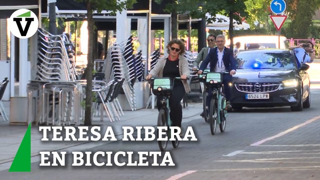 Teresa Ribera llegando en bici a la reunión informal de ministros UE en Valladolid