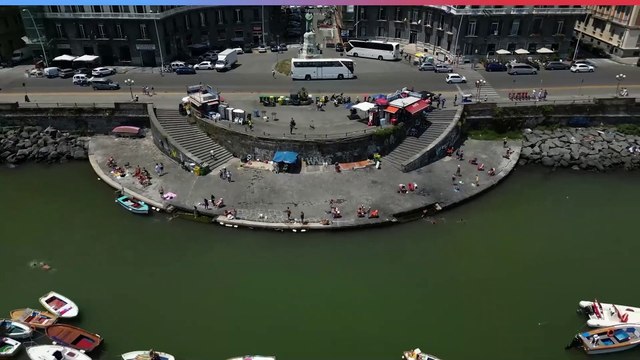 Napoli, il mare si colora di verde: le immagini del drone