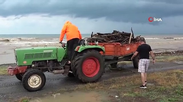 Selin getirdiği odun parçaları vatandaşlara kışlık yakacak oldu
