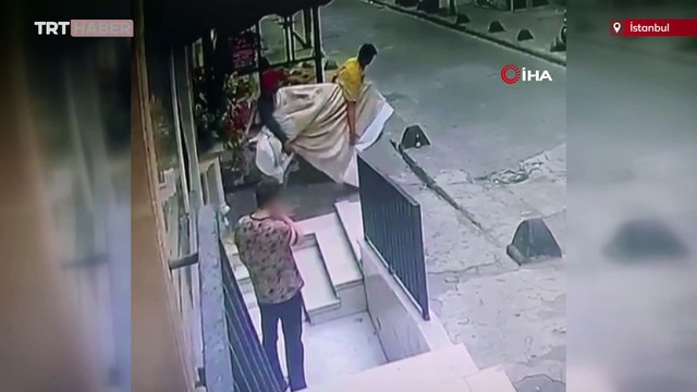 Çaldığı televizyonu taşırken zorlanan hırsıza esnaf yardım etti