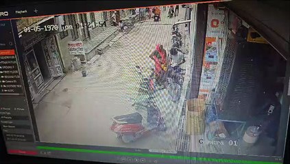 नजर चूकी, चालीस हजार से भरा थैला पार, घूमकर देखा तब तक गलियों में ओझल