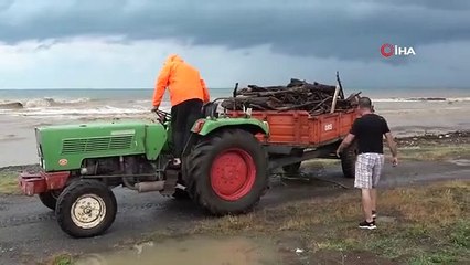 Les morceaux de bois apportés par le déluge sont devenus le combustible d'hiver des citoyens.