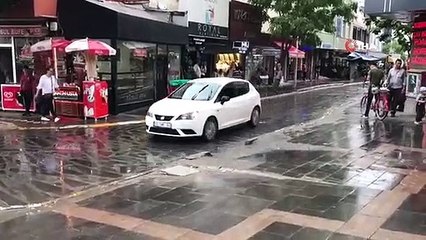 Kavurucu sıcakların hakim olduğu Iğdır'da yağmur yağdı