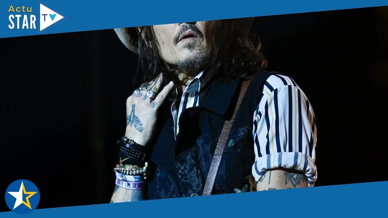 PHOTOS Johnny Depp sur scène mais victime d'une fracture très "douloureuse" : Il "s'est encore plus