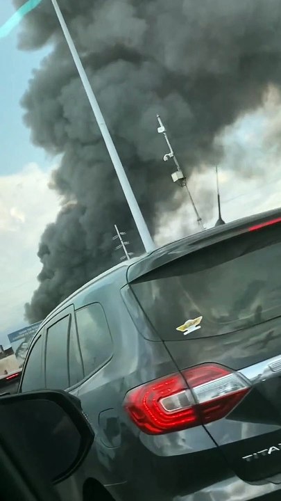 Un avion de ligne vole droit à travers une colonne de fumée