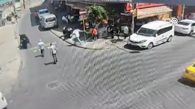 Beyoğlu'nda polisin üzerine atlayarak düşürdüğü motosikletli gasp şüphelisi kovalamacayla yakalandı