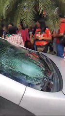 Mulher bateu no para-brisa e foi arremessada ao chão