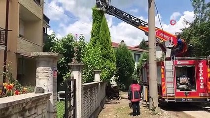 Evde kilitli kalan çocuk itfaiye ekiplerince kurtarıldı