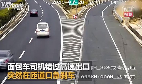 Un conducteur débile décide de faire demi-tour sur une autoroute... dingue