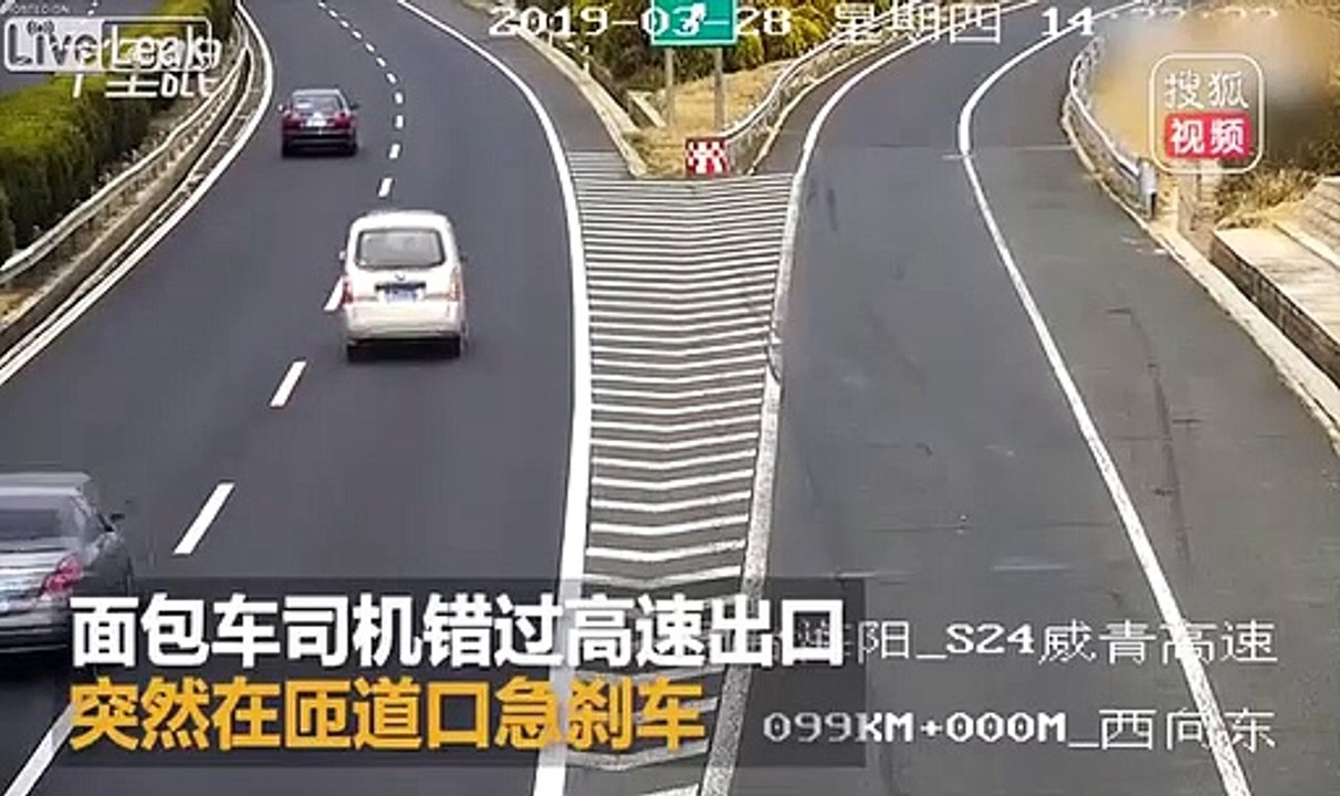 Un conducteur débile décide de faire demi-tour sur une autoroute... dingue