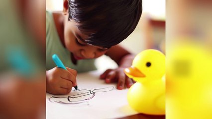 Enfants dessinant un canard de bain ♫ Children (kids) drawing a rubber duckie