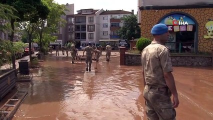 Komandolar selin vurduğu Bartın'da temizlik için kolları sıvadı
