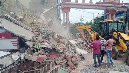 नाला निर्माण के दौरान बिल्डिंग गिरने के मामले में जांच करने पहुंची अधिकारियों की 5 सदस्यीय टीम