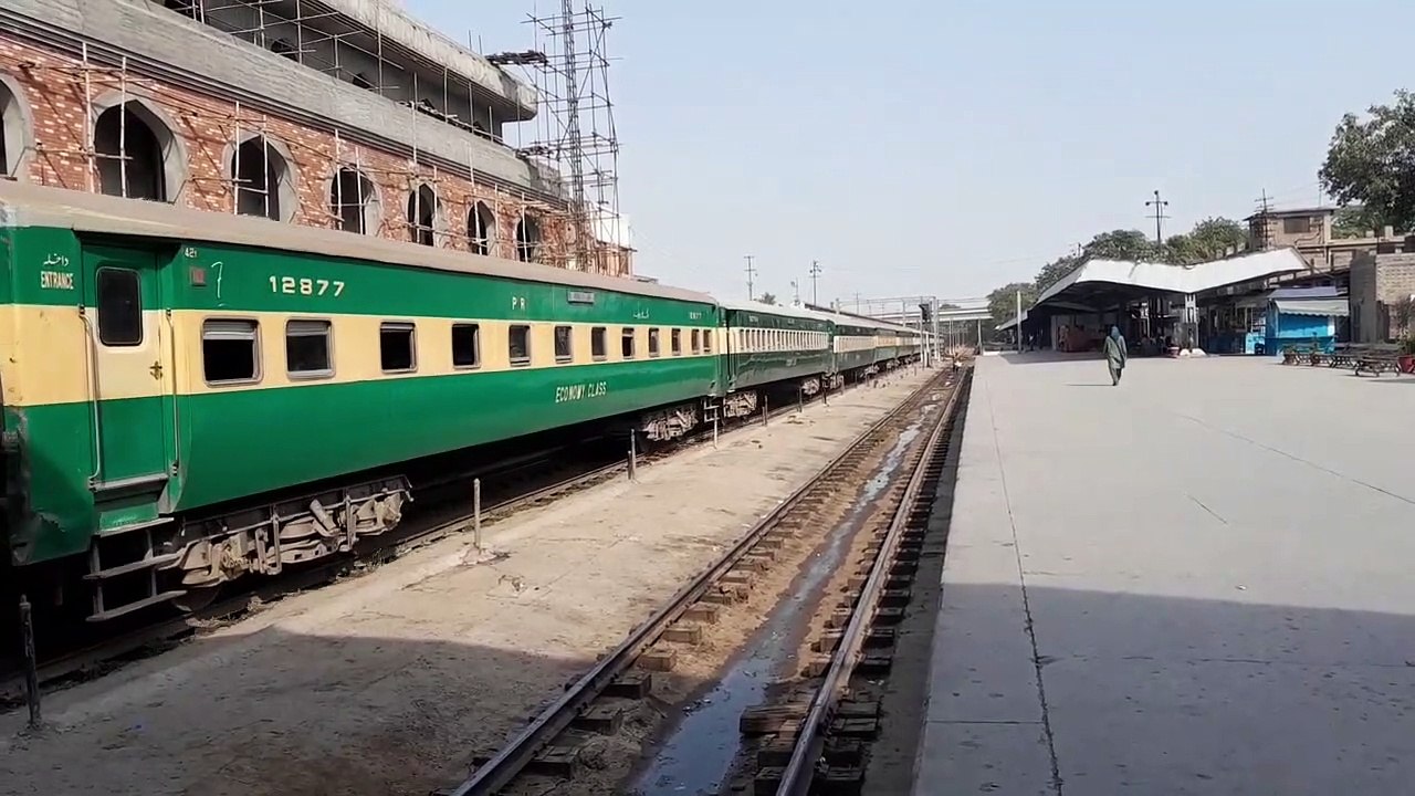 Pak Business 34DN lineup at Lahore Railway station and Beautiful View | Railway Tracks Velog