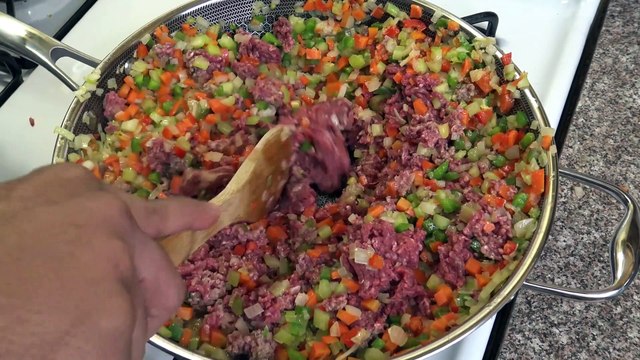 Rollos de carne molida y queso envuelto en hojas de repollo (niños envueltos)