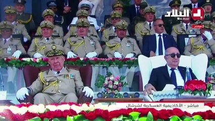 شاهد _لبؤة_ الجيش الوطني الشعبي وهي تحمل على أكتافها 3 رجال ذوي بنية ضخمة