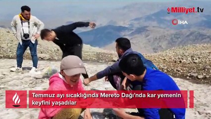 Temmuz ayı sıcaklığında Mereto Dağı'nda kar yemenin keyfini yaşadılar
