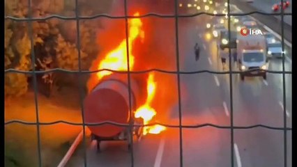 Sultanbeyli TEM'de çöp kamyonu alev alev yandı