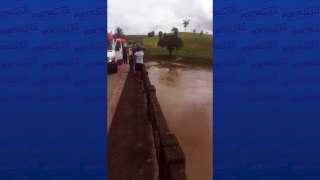 VIDEO:Carro cai de ponte na PE-96, em Água Preta