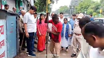 नाला सफाई का सच: चार फीट साफ किया...15 फीट छोड़ा, दौरे में पकड़ा