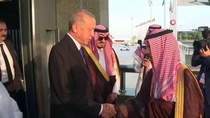 Video herunterladen: Cumhurbaşkanı Erdoğan Körfez turunun ilk durağı Suudi Arabistan'da!