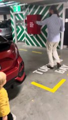 Un garçon nomme les voitures qu'il voit dans le parking